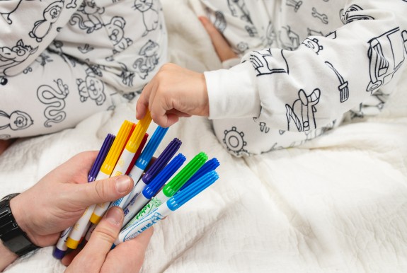 Prezent dla dziewczynki 5 lat – co wybrać, by połączyć zabawę z rozwojem dziecka?